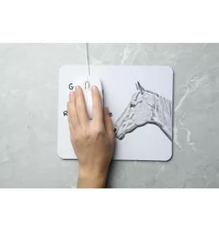 Rennpferd im Ruhestand - Mauspad mit Druck, personalisiertes Mauspad mit Pferd, einzigartiges Gadget für Büroangestellte von Art-Dog.