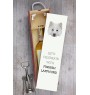 Chien finnois de Laponie, Suomenlapinkoira - une boîte géométrique avec une photo et un texte pour le vin de la marque Art-Dog