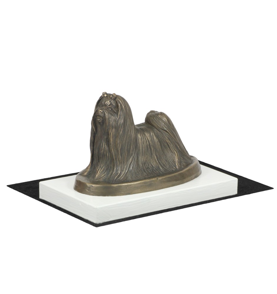 Malteser - Hundestatue, Figur auf weißem Sockel, Trophäe für die Art-Dog-Hundeaustellung.