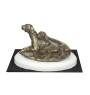 Weimaraner, Weimaraner Vorstehhund - Hundestatue, Figur auf weißem Sockel, Trophäe für die Art-Dog-Hundeaustellung.