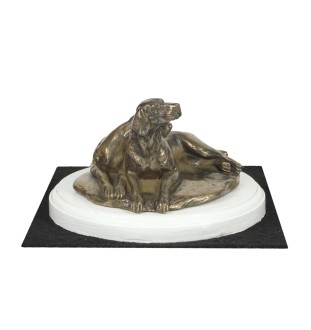Weimaraner, Weimaraner Vorstehhund - Hundestatue, Figur auf weißem Sockel, Trophäe für die Art-Dog-Hundeaustellung.